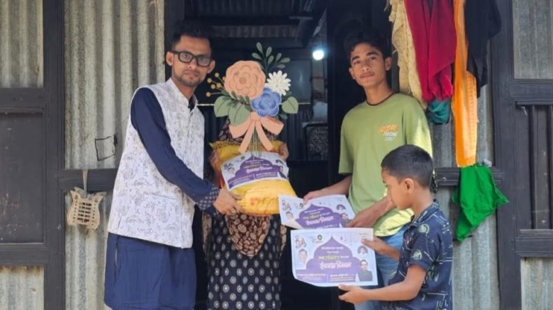 মতলবে নিষিদ্ধ সংগঠন ছাত্রলীগের ইফতার বিতরণ