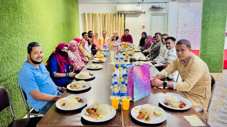 চাঁদপুর ল কলেজের এলএল.বি শেষ বর্ষের শিক্ষার্থীদের ইফতার